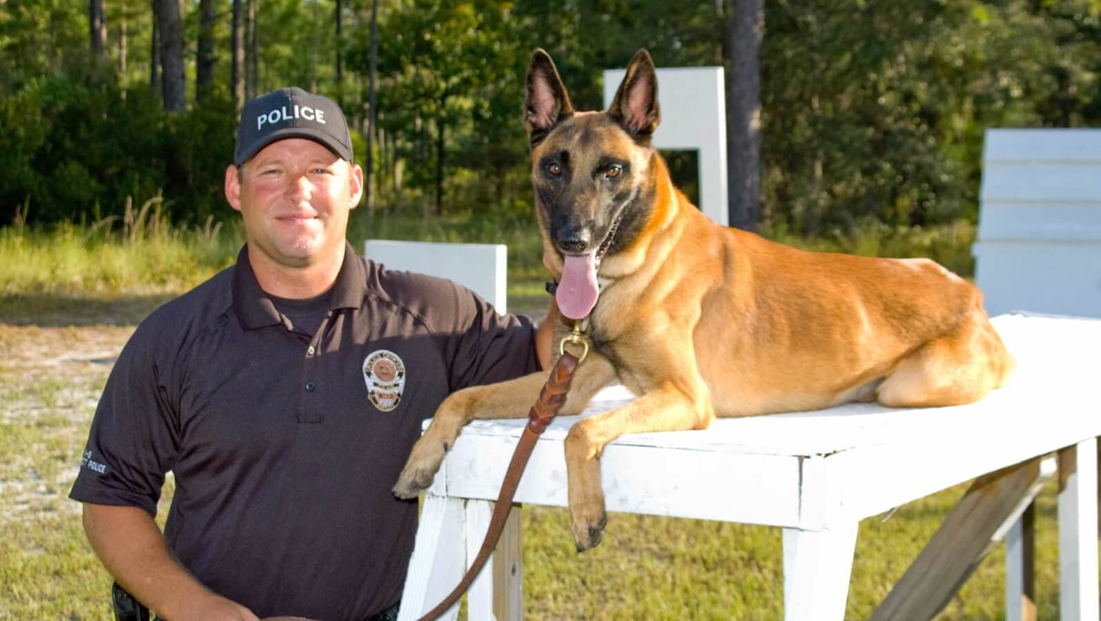 law_enforcement_officer_with_police_dog
