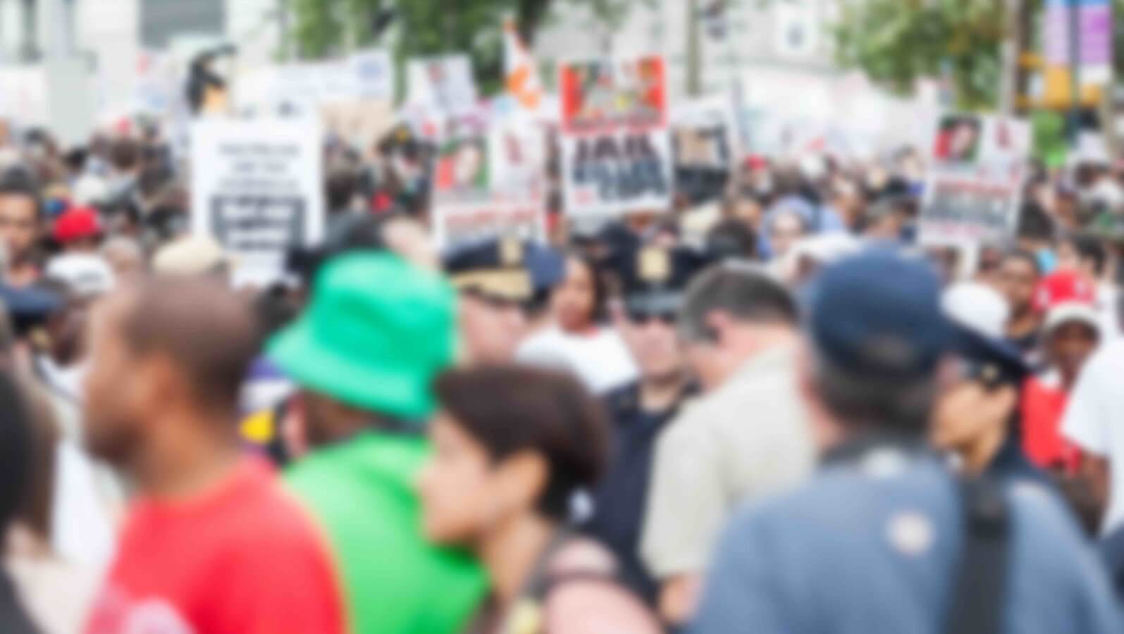 blurred_crowd_marching