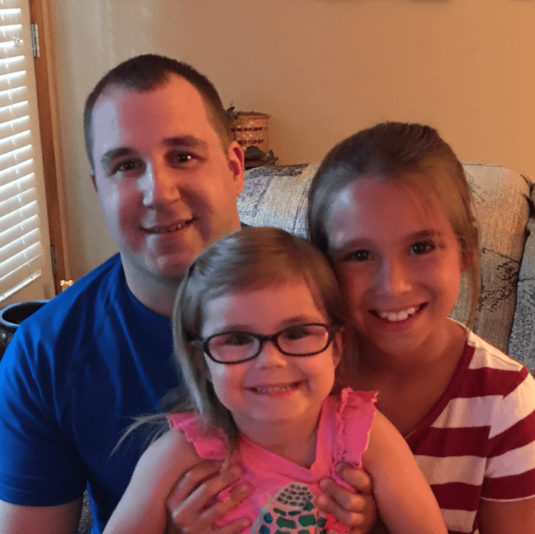 Matthew_Miller_with_his_daughters
